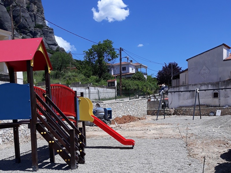 Αναβαθμίζονται 15 παιδικές χαρές